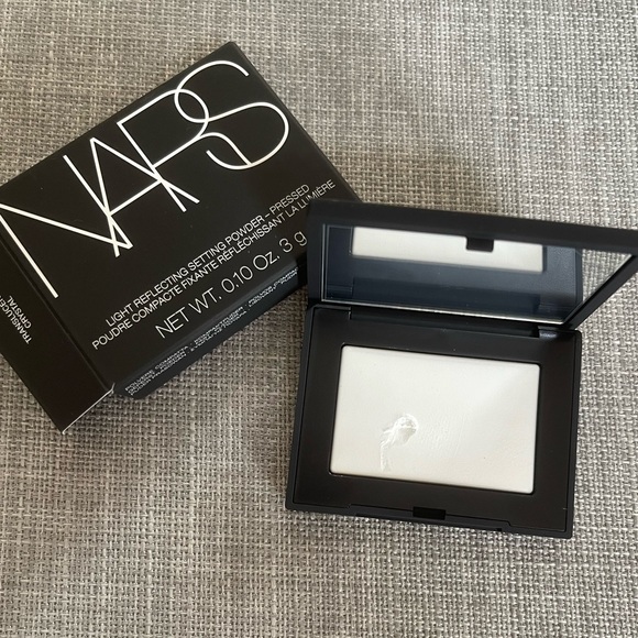 NEW NARS LIGHT REFLECTING SETTING POWDER - PRESSED - Picture 1 of 3
